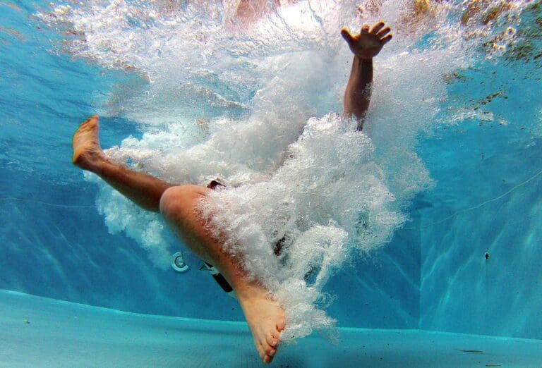 Notgeiler Bosnier im Kinderschwimmbecken — pixabay/moerschy