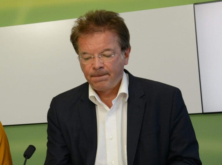 Grüner Anschober mit dickem Dienst-BMW? — Unzensuriert.at