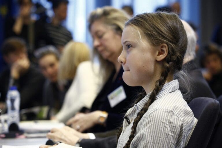 Klima-Greta zeigt im EU-Parlament Mittelfinger — Ale_Mi / depositphotos.com