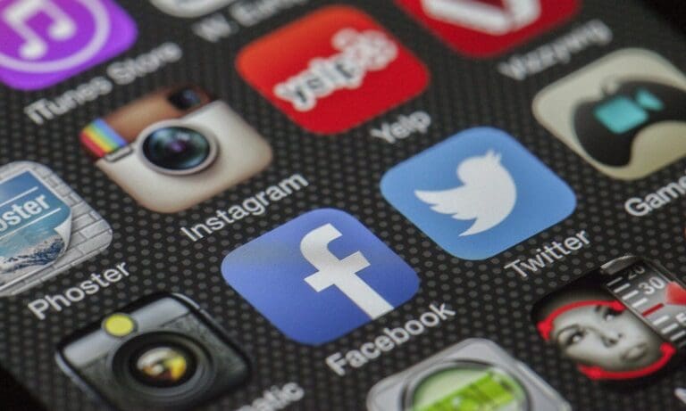 Facebook App — LoboStudioHamburg / pixabay.com
