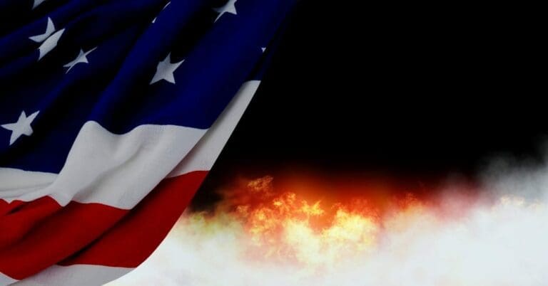 Amerikaner verbrennen eigene Fahne — depositphotos.com