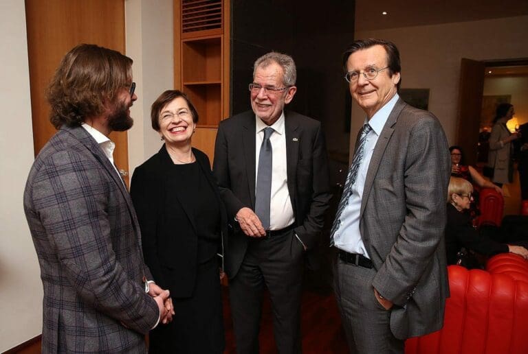 Gut lachen hat die Grüne Doris Schmidauer: Die Ehefrau von Alexander Van der Bellen erhält einen Posten als Aufsichtsrätin im Burgtheater.