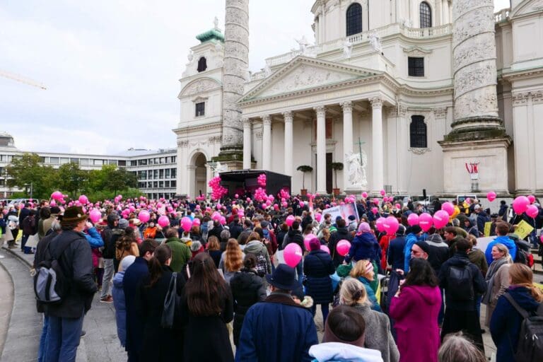 Antifa-Sitzblockaden gegen Schutz ungeborener Kinder — unzensuriert.at