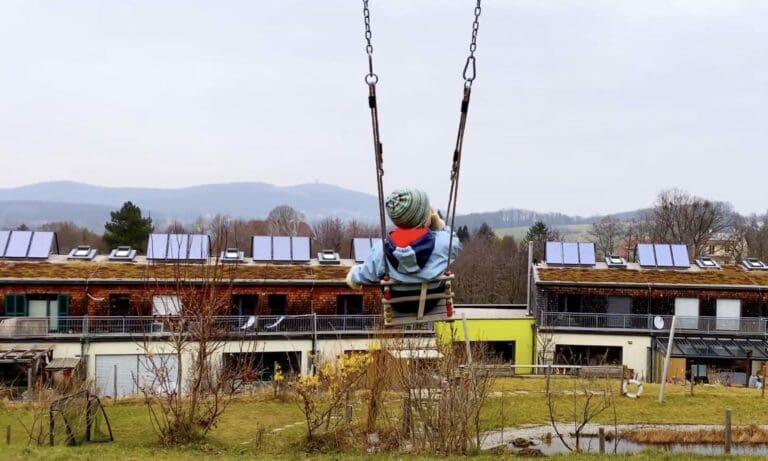 Kind_Schaukel — www.lockdown-kinderrechte.at