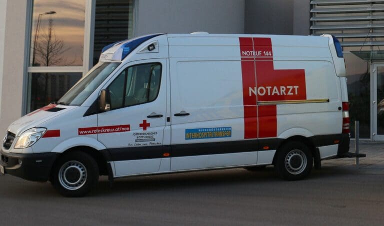 Rotes Kreuz / Krankenwagen — Rotes Kreuz Tulln / Wikimedia CC BY-SA 3.0