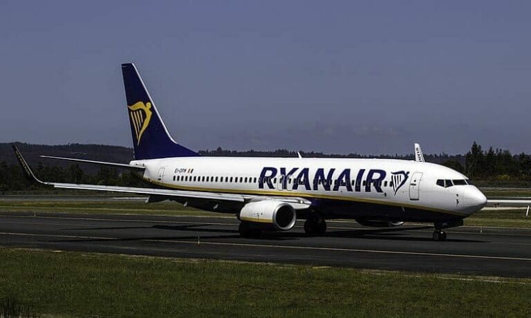 Ryanair_SCQ — Rene Riobó / Wikimedia / (CC BY-SA 4.0)