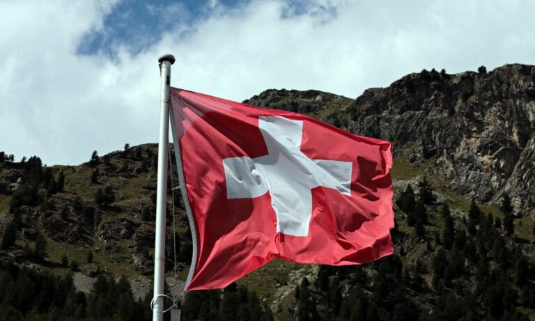 Schweizer lehnen strengere Neutralität klar ab — pixel2013 / pixabay (CC0 1.0)