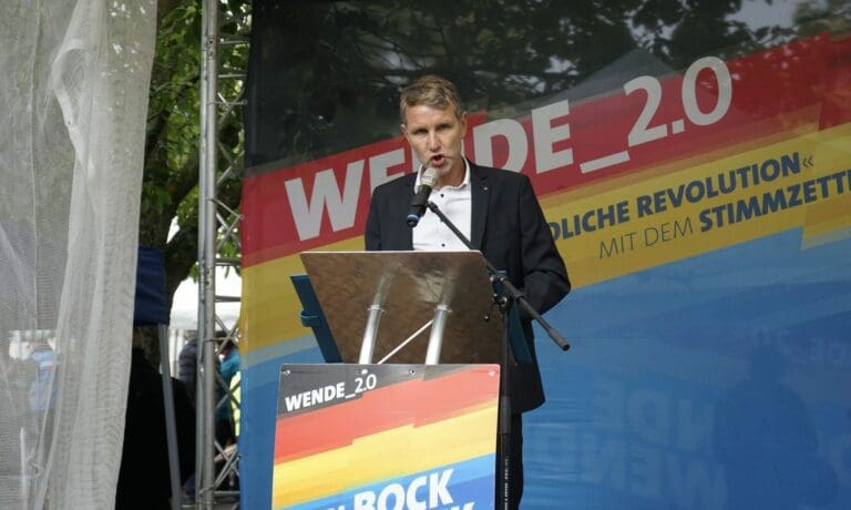 Bumerang: AfD wieder im Umfragehoch — PantheraLeo1359531 / wikimedia (CC-BY-SA-4.0)