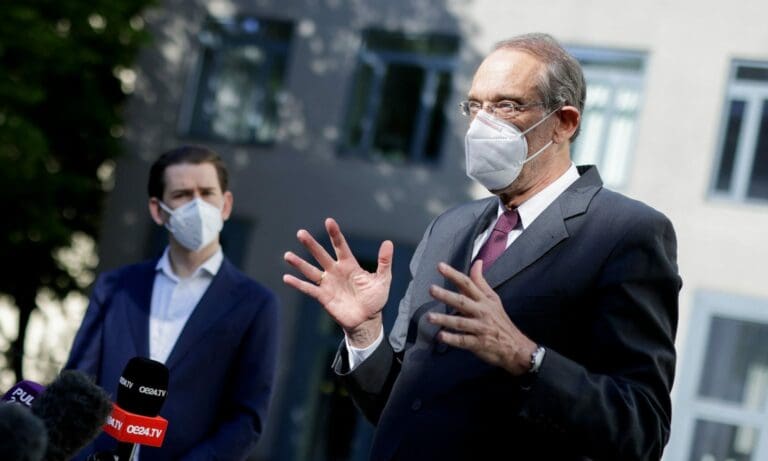 Heinz Faßmann und Sebastian Kurz mit Maske — Andy Wenzel / BKA