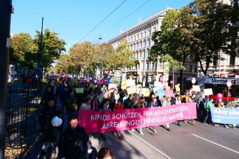 Für die Rettung von tausenden Kindern: Demonstration wird immer größer — unzensuriert.at
