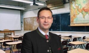 Hermann Brückl / Klassenzimmer — Parlamentsdirektion / PHOTO SIMONIS und Wokandapix / pixabay.com