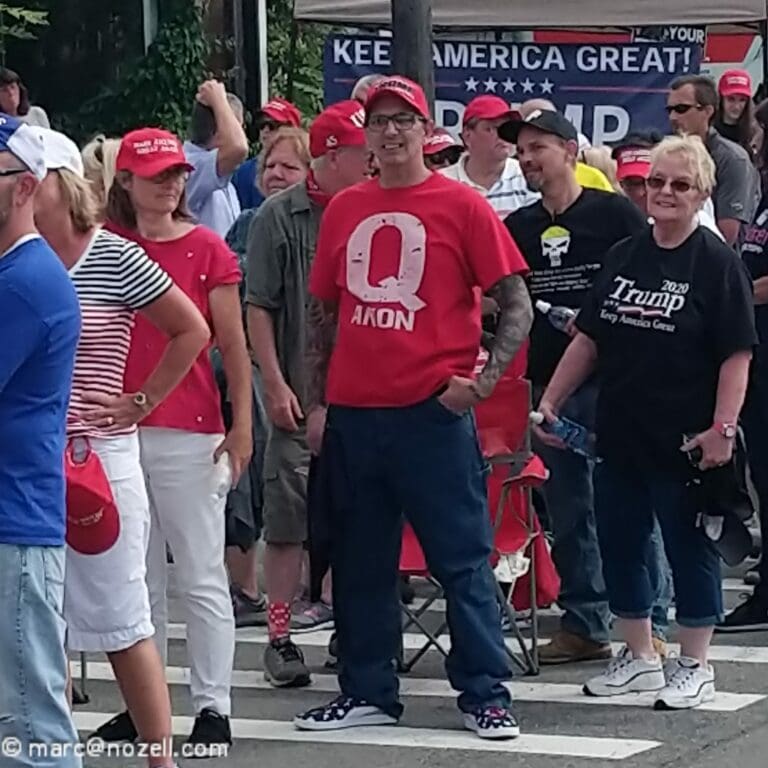 Rechercheplattform: "QAnon stammt aus Asien" — Marc Nozell / wikimedia.org (CC BY 2.0)