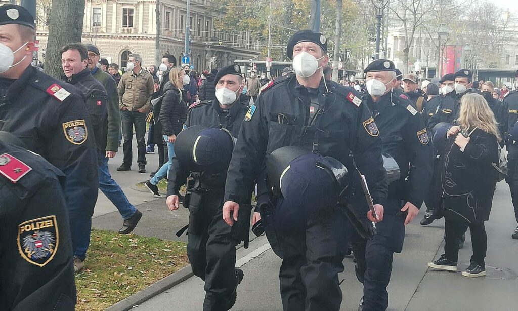 Polizisten mit Masken