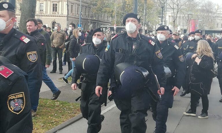 Polizisten mit Masken — Alois Endl