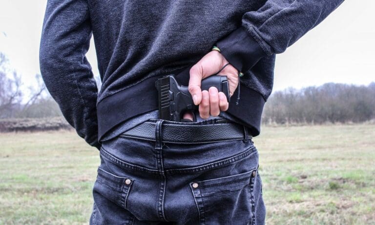 Mann mit Waffe — un-perfekt / pixabay.com