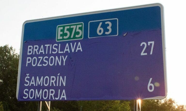 Ungarische Beschilderung in der Slowakei — z.V.g. von Kétnyelvű Dél-Szlovákia