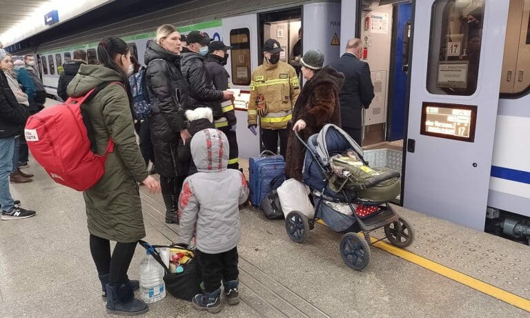 Ukrainische Flüchtlinge Warschau Bahnhof — Kamil Czaiński / Wikimedia / (CC BY-SA 4.0)