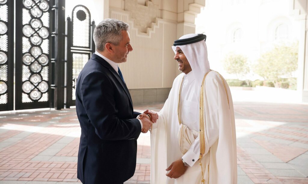 Karl Nehammer und Abdul-Aziz Al Thani, dem Premierminister von Katar.