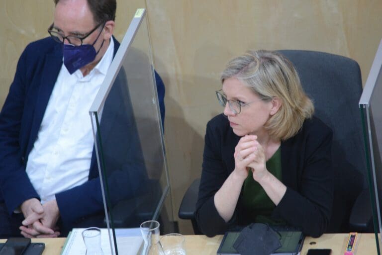 Katar-Reise: Regierung flog teuer, aber umsonst — unzensuriert.at