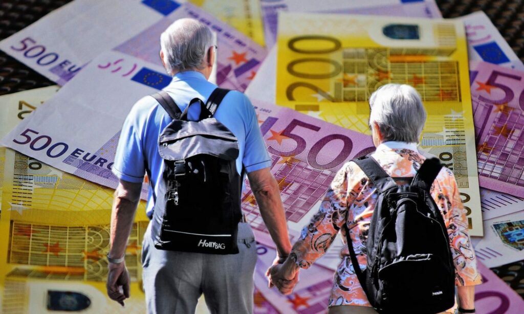 Senioren mit Rucksack und Euro-Scheine