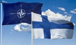 Fahnen Finnland und NATO
