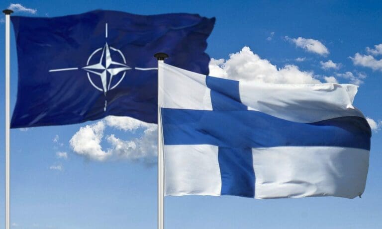 Fahnen Finnland und NATO — WiR / Pixs / pixabay.com