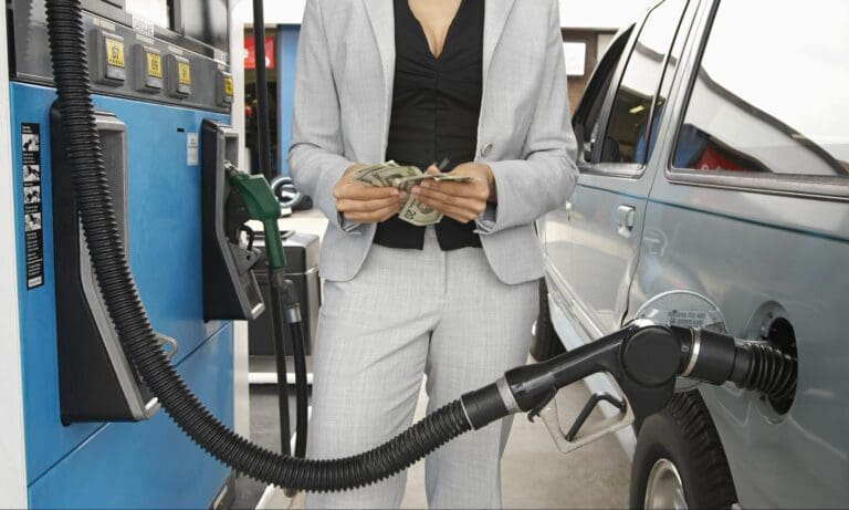 Tankstelle / Frau zählt Geld — despositphotos