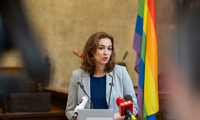 Alma Zadic mit Regenbogenfahne