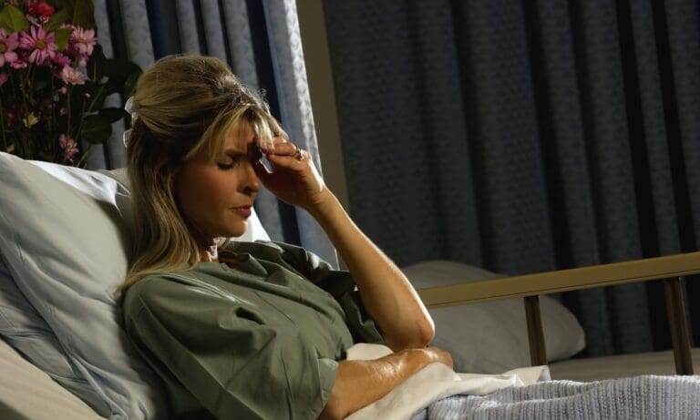Krankenhaus-Bett und Frau — depositphotos.com