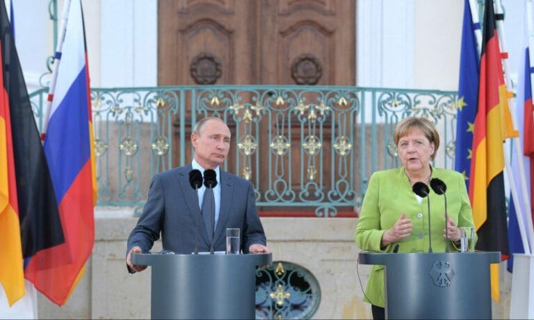 Angela Merkel (hier mit Wladimir Putin) war auf der Weltbühne zuhause und verfügte über Erfahrung, die die jetzige Regierung in Berlin offenbar nicht hat.