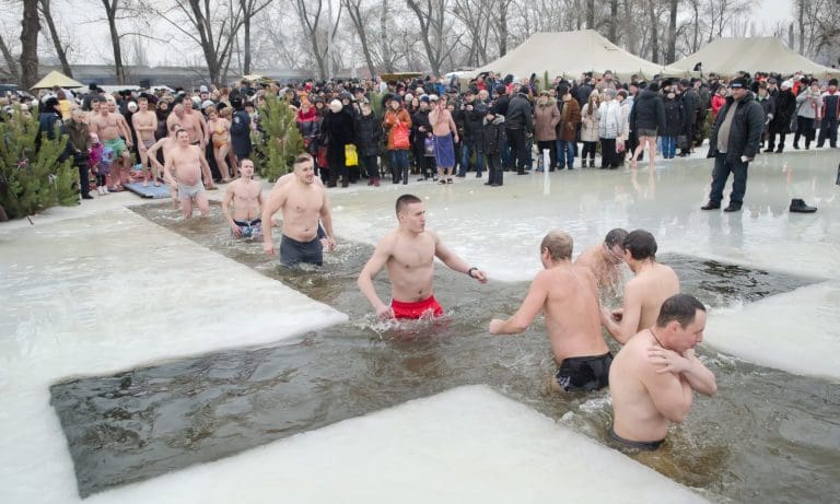 Christen im Eiswasser — O.H. / depositphotos.com