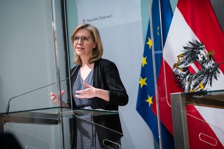 Gewessler vergattert uns zum Stromsparen — BMK / Cajetan Perwein