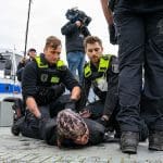 Klima-Kleber und Polizei