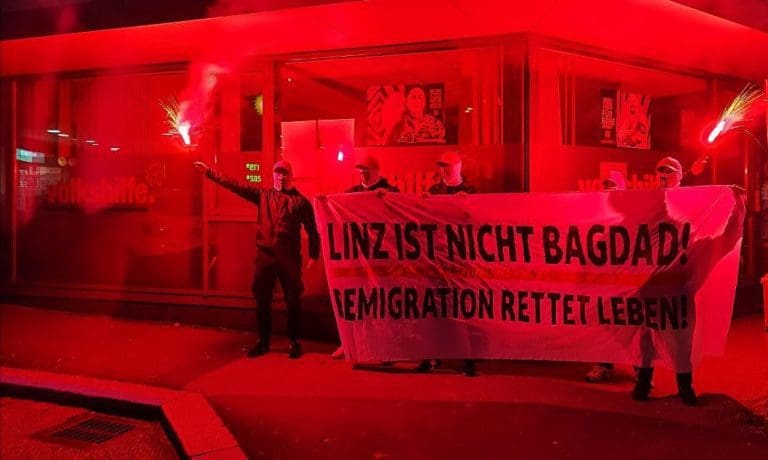 Patrioten protestierten vor Migranten-Beratung — z.V.g.