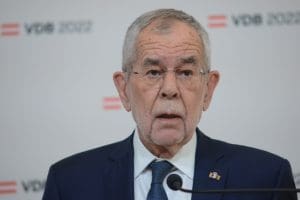 „Zwerg, der sich wie ein Riese benimmt“: Van der Bellen mit neuem Russland-Konflikt — Unzensuriert.at