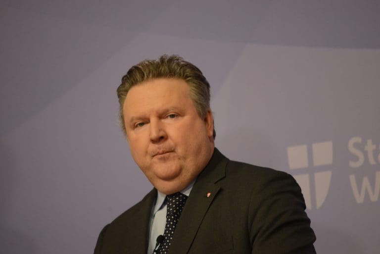 Aufenthalts-Titel: Kasache siegt über LH Ludwig — Unzensuriert.at