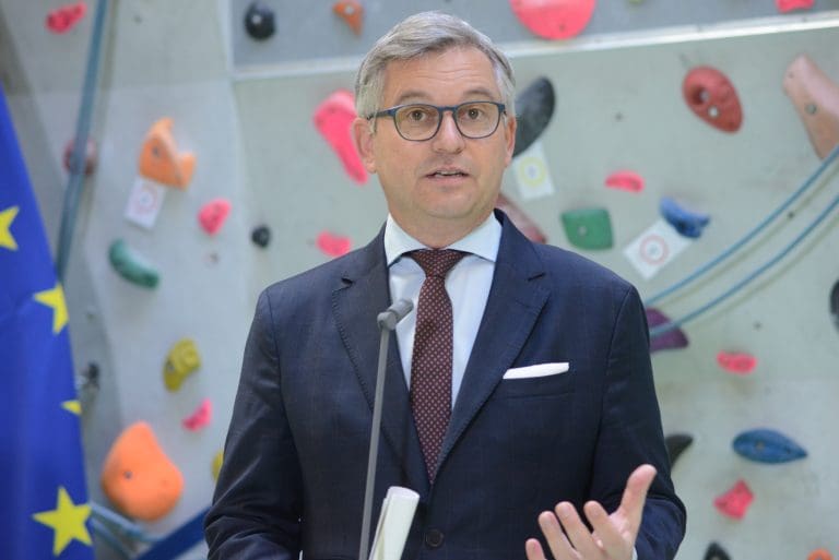 Geldregen für Mitarbeiter von Ex-Minister Brunner — Unzensuriert.at