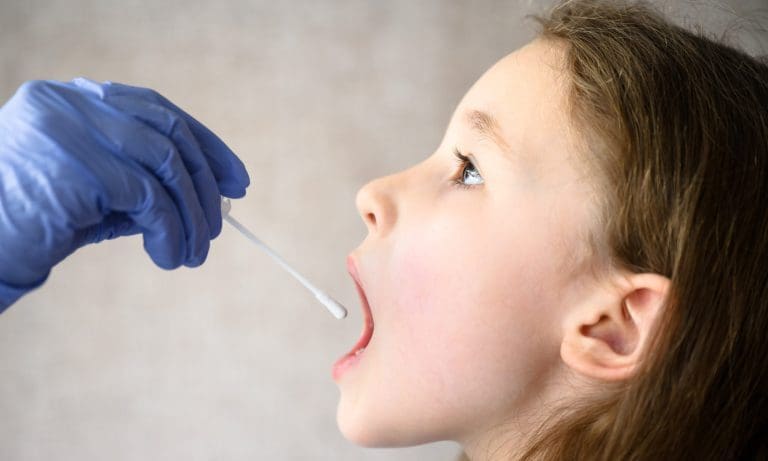 Covid-Antigentest in Schulen — scaliger / depositphotos.com