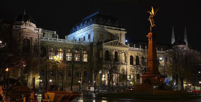 Uni Wien bei Nacht — Beate Pamperl / Wikimedia (CC BY-SA 4.0)