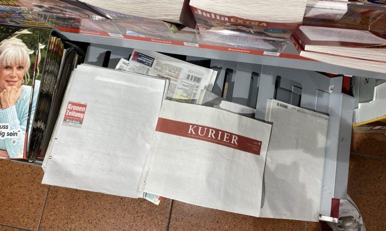 Zeitungen mit weißer Titelseite — unzensuriert