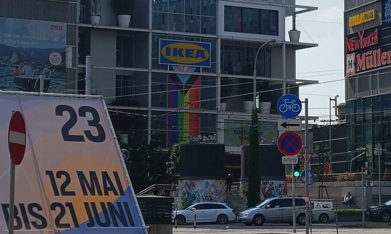 Ikea-Wien mit 15 Meter hohem Homo-Banner — z.V.g.