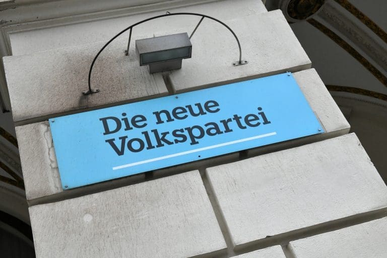 Hausdurchsuchung: Neuer Umfrage-Skandal bei ÖVP? — Spitzi / depositphotos.com
