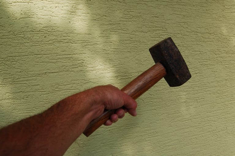 Afrikaner schlug Ex-Frau mit Hammer spitalsreif — unzensuriert.at