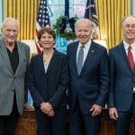 Joe Biden mit Nobelpreisträger John Clauser