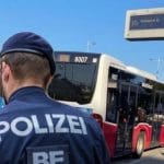 Busstation und Polizei