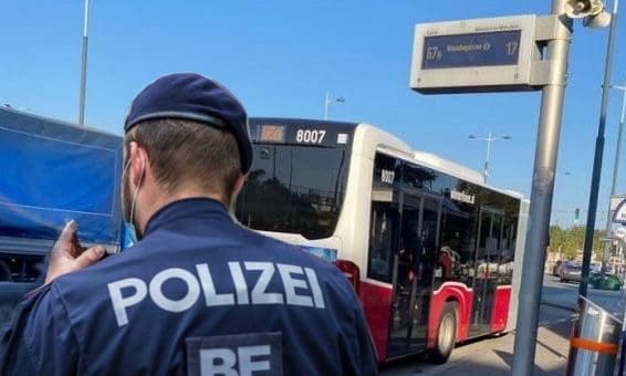 Busstation und Polizei