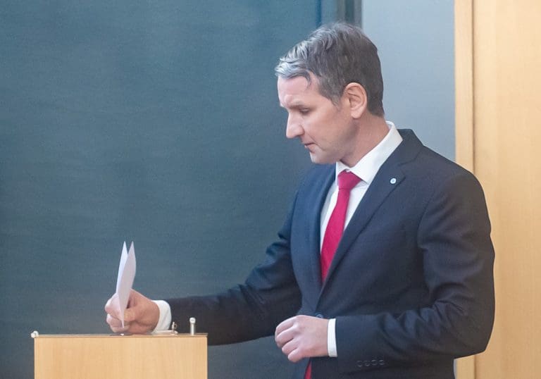 Björn Höcke kritisiert die Anti-AfD-Kampagne vermeintlich thüringischer Großkonzerne scharf und deckt dabei auf, dass viele davon nur auf dem Papier in Thüringen ansässig sind.