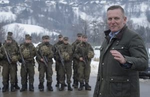 Mario Kunasek mit Soldaten