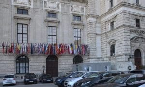 Fahnen_der_OSZE-Teilnehmerstaaten_am_Kongress-_und_Veranstaltungszentrum_Hofburg