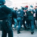 Polizei drängt Linksextremisten ab.